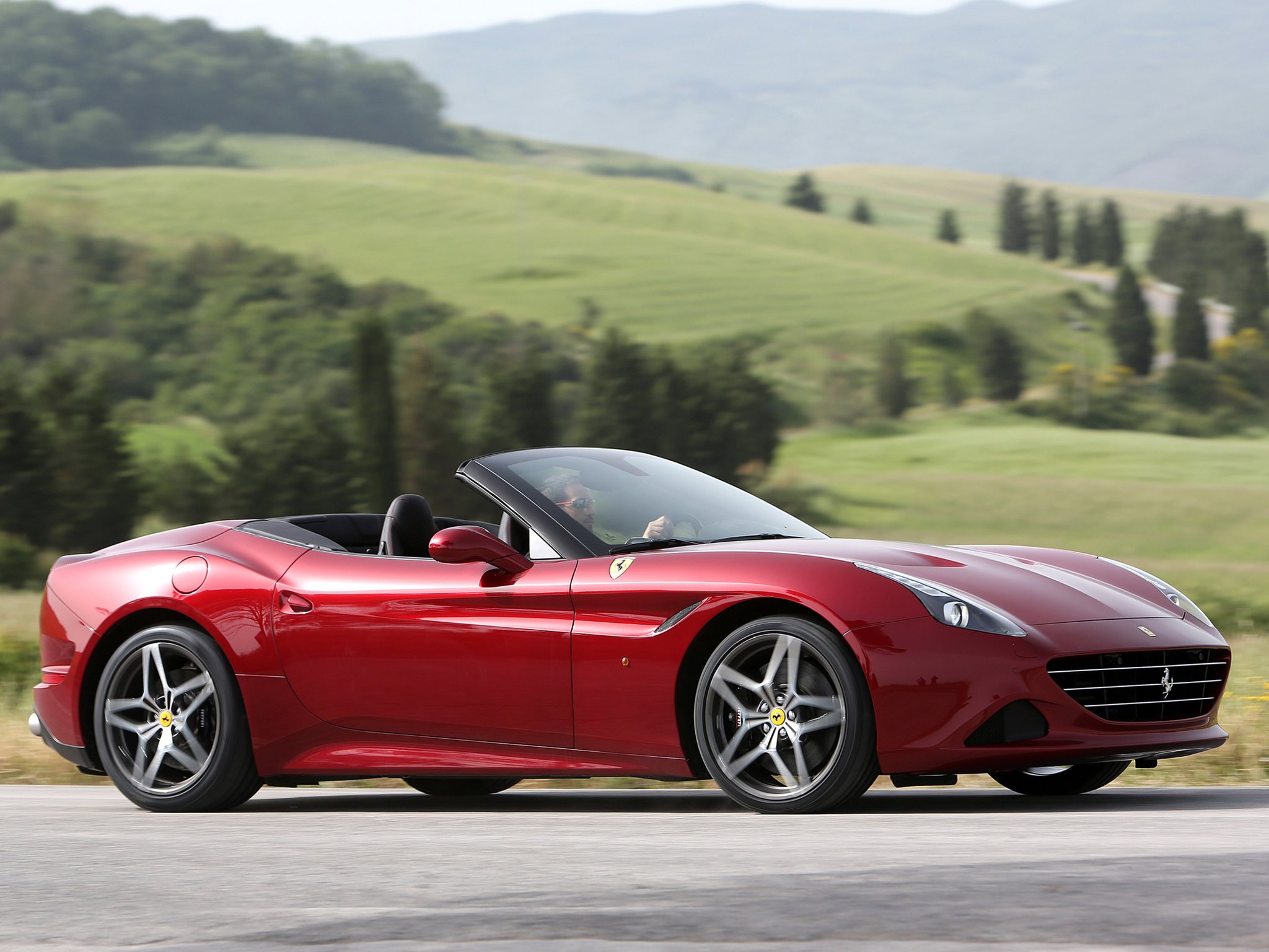 Ferrari rossa in campagna