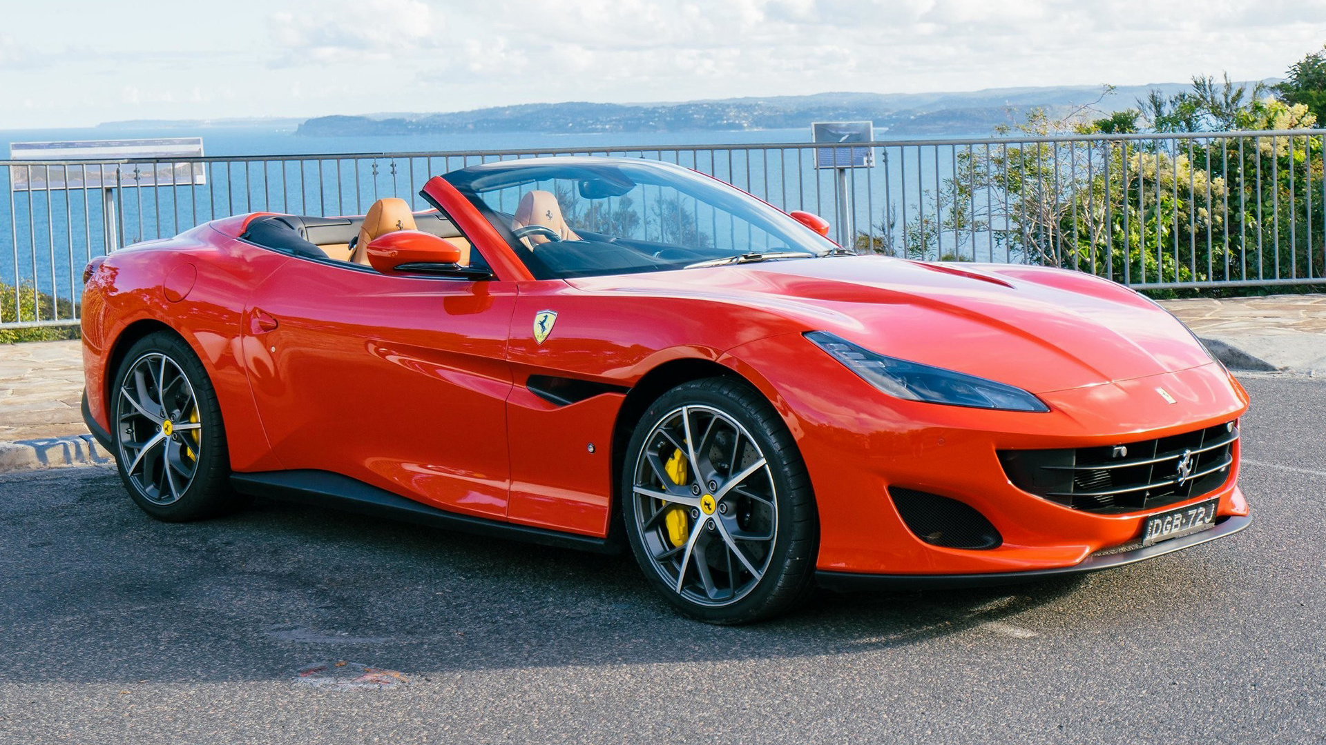 Ferrari lungo la costa marina