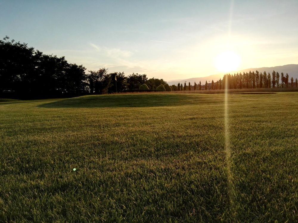 Vista di un campo da golf al tramonto