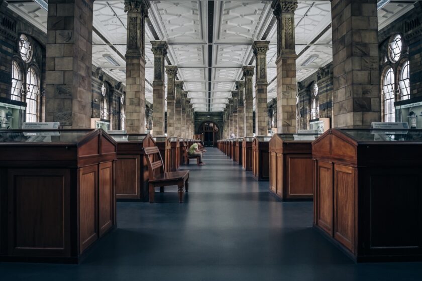 l’immagine rappresenta il corridoio di un museo di Milano