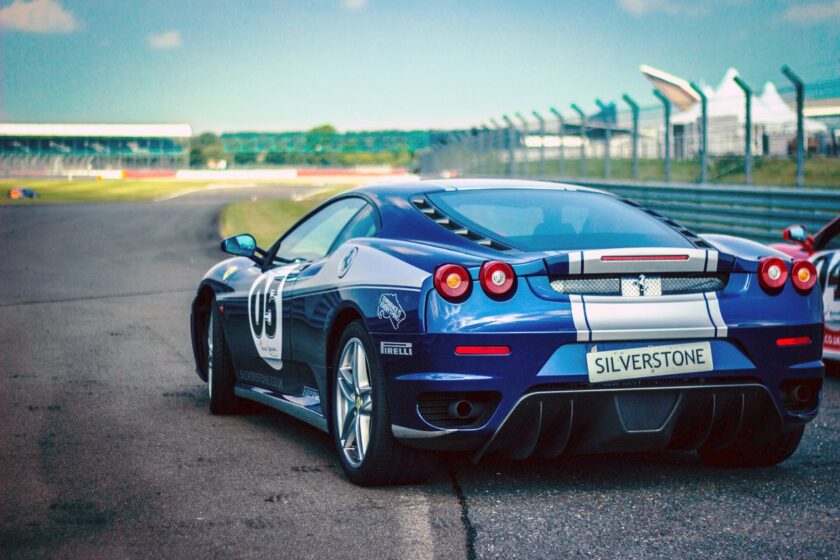 l’immagine rappresenta un oggetto di lusso, una Ferrari 