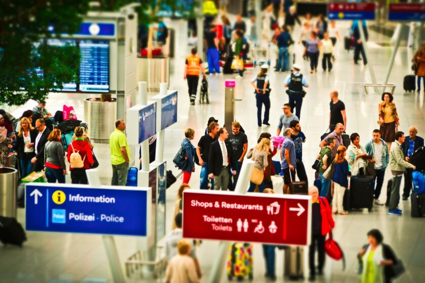 l’immagine rappresenta la hall di un aeroporto con persone pronte a partire per il ponte del 2 giugno