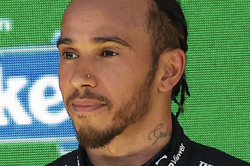 l’immagine rappresenta uno degli sportivi più pagati del 2205, Lewis Hamilton