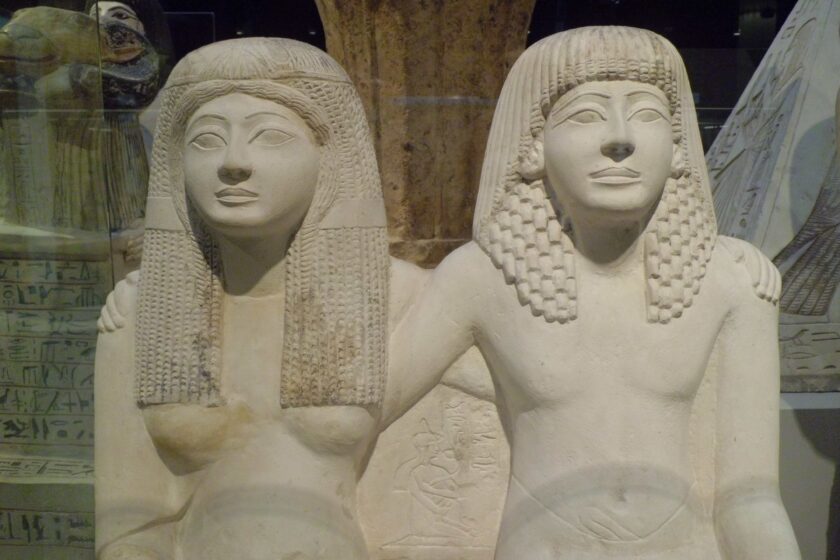 l’immagine rappresenta dei reperti all’interno del Museo Egizio a torino, dove sono organizzate delle mostre a settembre 2025