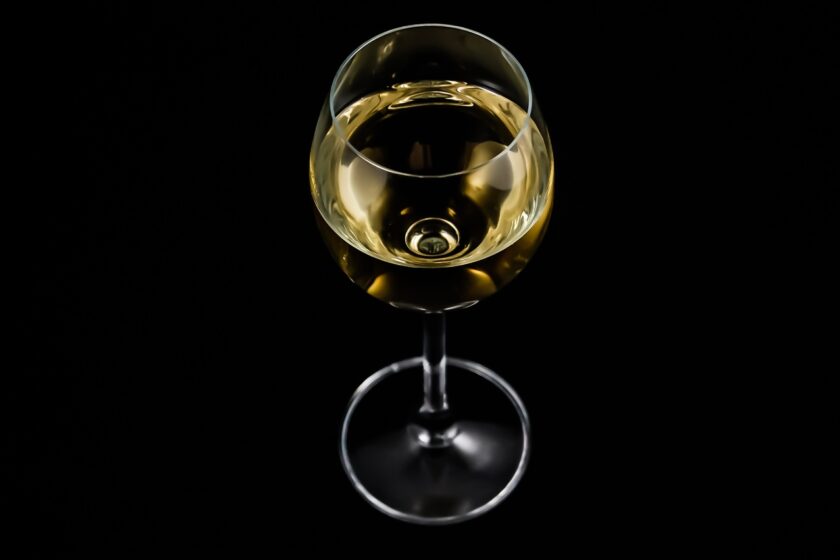 l’immagine rappresenta un calice di vino bianco
