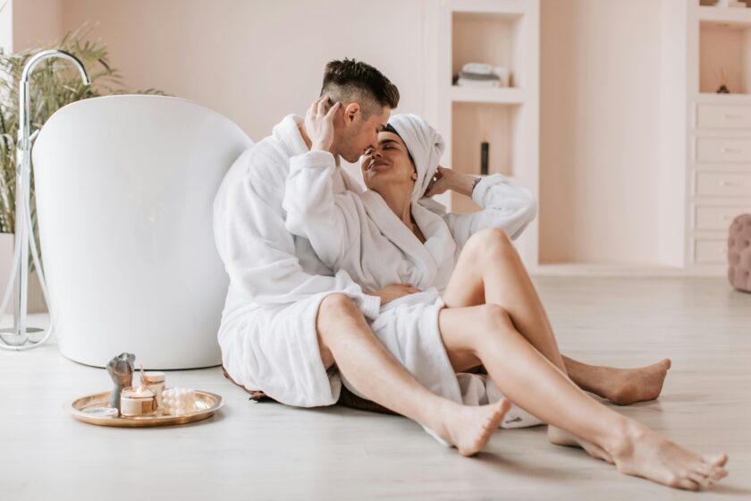 l’immagine rappresenta una coppia all’interno di una spa di lusso