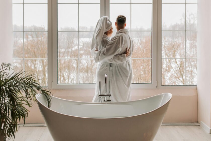 l’immagine rappresenta una coppia durante un soggiorno in una spa di lusso 