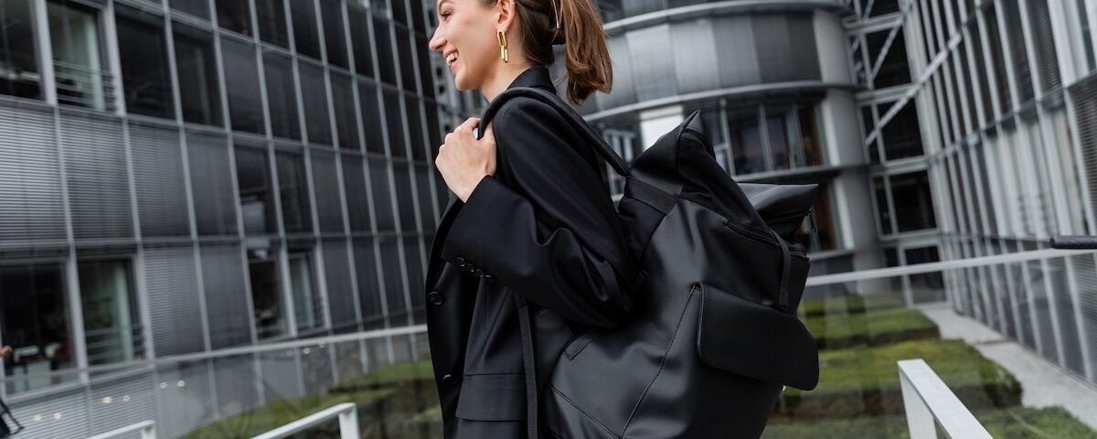 l’immagine rappresenta una giovane donna con uno zaino
