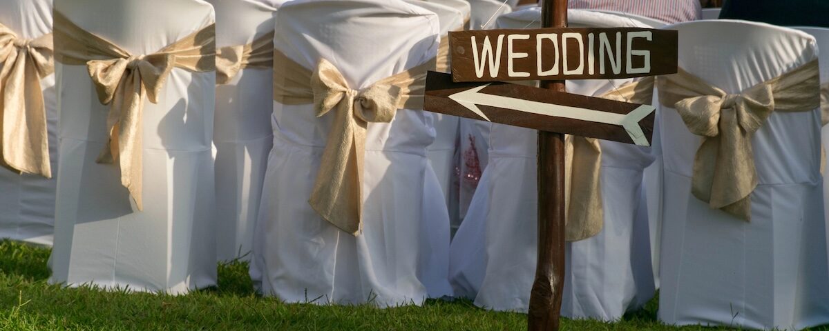 l’immagine rappresenta un matrimonio luxury, durante il quale viene pronunciato un wedding speech