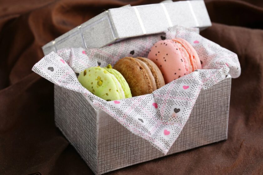 Pasticceria shabby chic: packaging con scatole avorio e nastri in tessuto per confezioni dolci