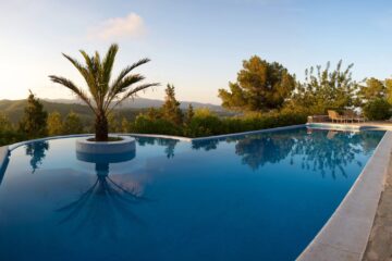 hotel di charme ibiza: finca con piscina e patio in stile mediterraneo