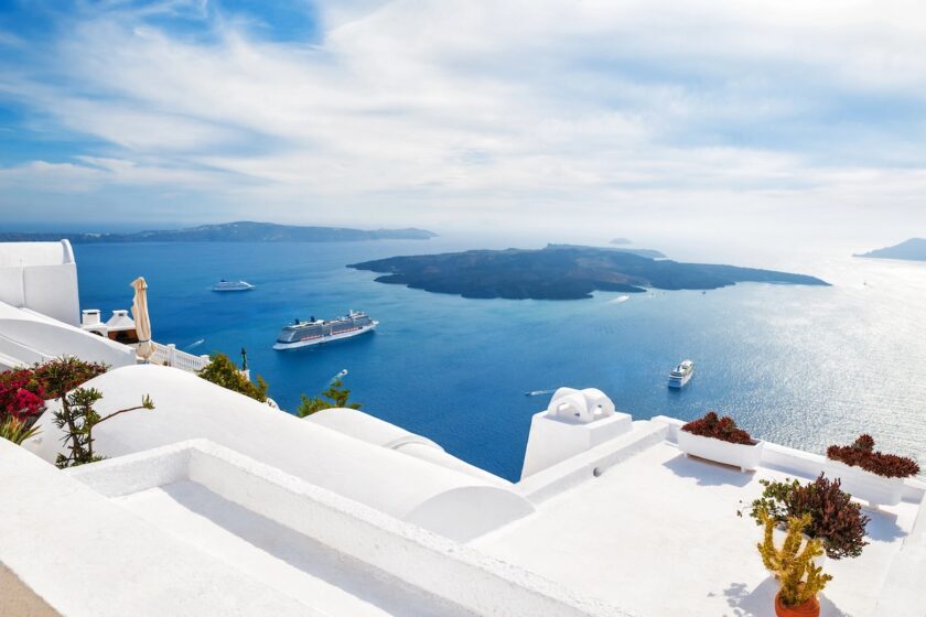 Dettagli di luxury travel experience con suite elegante vista mare e atmosfera esclusiva