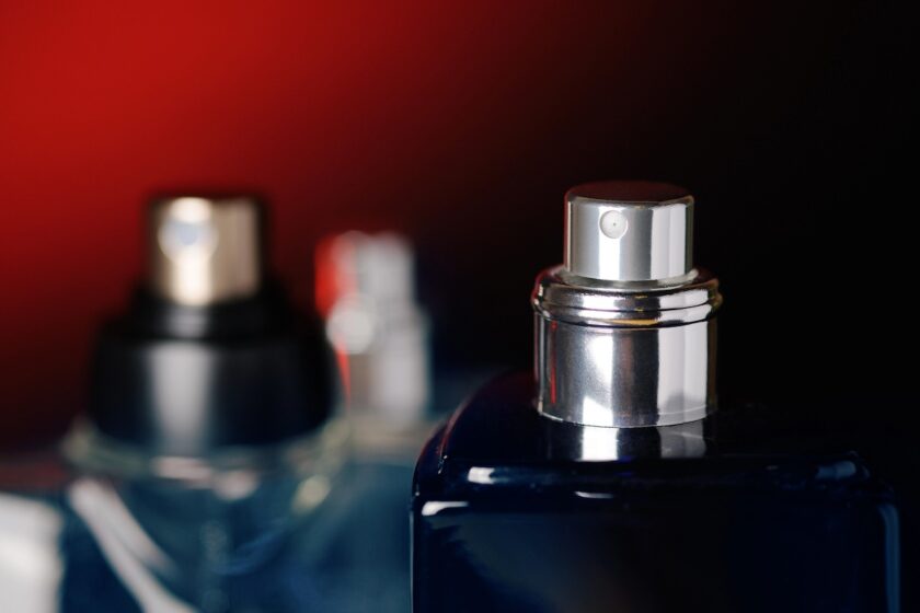Dettagli di profumi di lusso con flacone raffinato e packaging elegante
