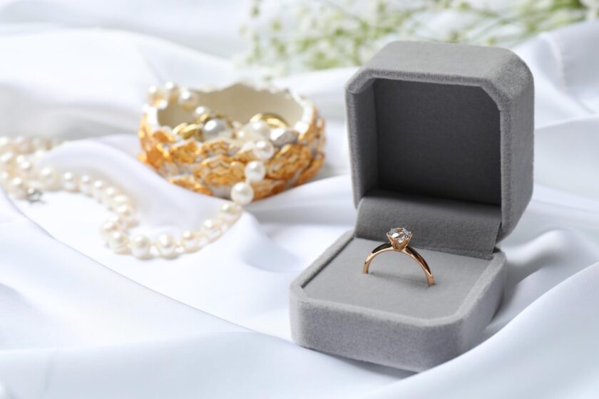 Donna con gioielli minimal in oro indossati su mani e collo