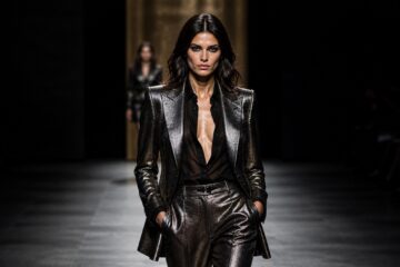 Modella con completo sartoriale elegante su passerella Gucci