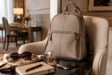Zaino da donna di lusso in pelle con accessori femminili eleganti in interno