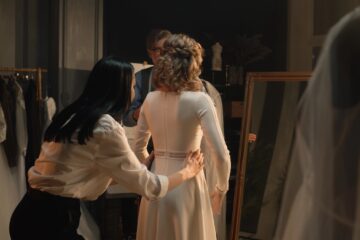 Donna durante la prova di un vestito su misura in un elegante atelier sartoriale
